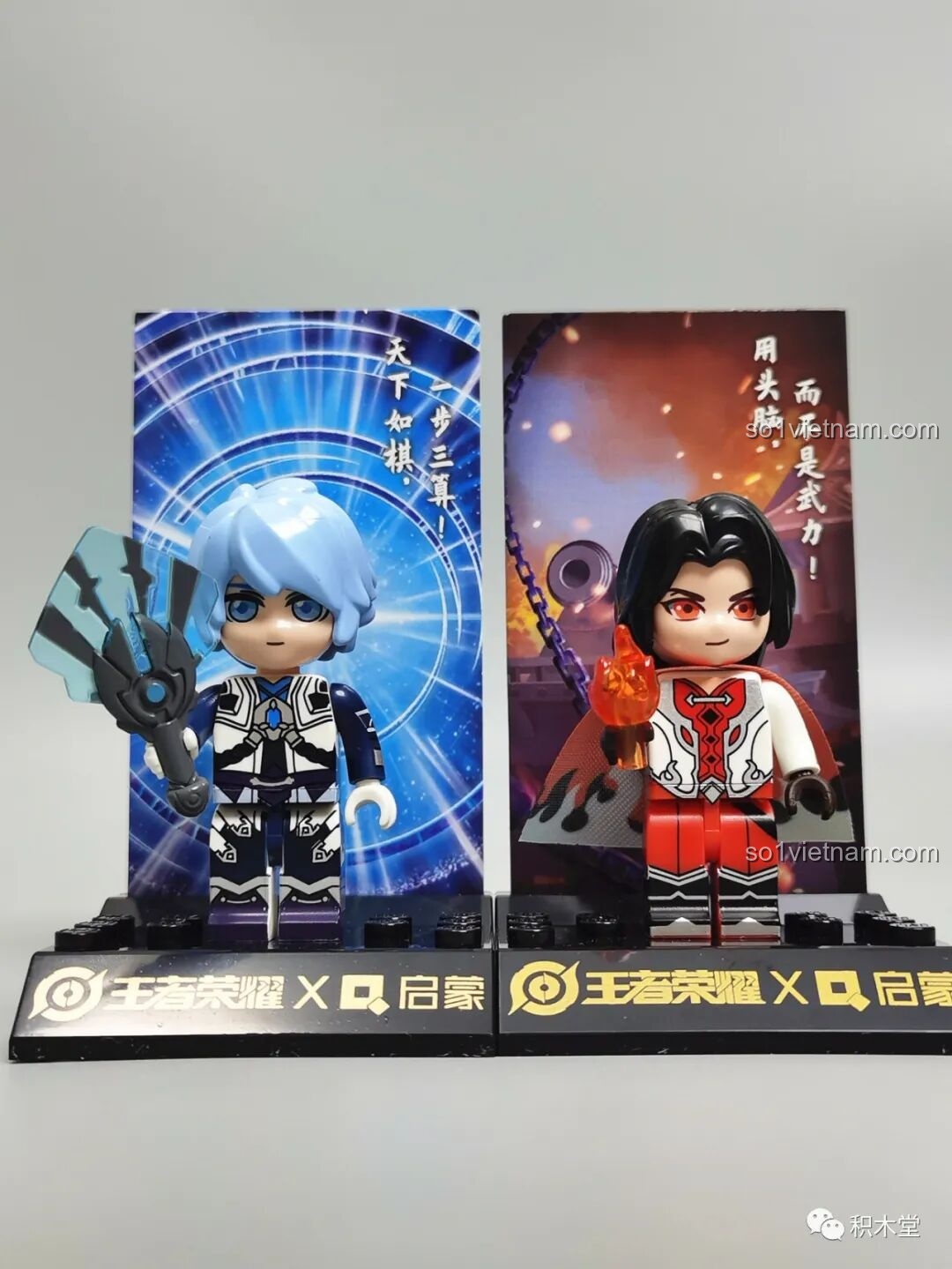 Cặp đôi minifigure Gia Cát Lượng và Chu Du Vương Giả Vinh Diệu 78001 Enlighten trưng bày cùng nhau, thể hiện mối quan hệ đối địch trong game.