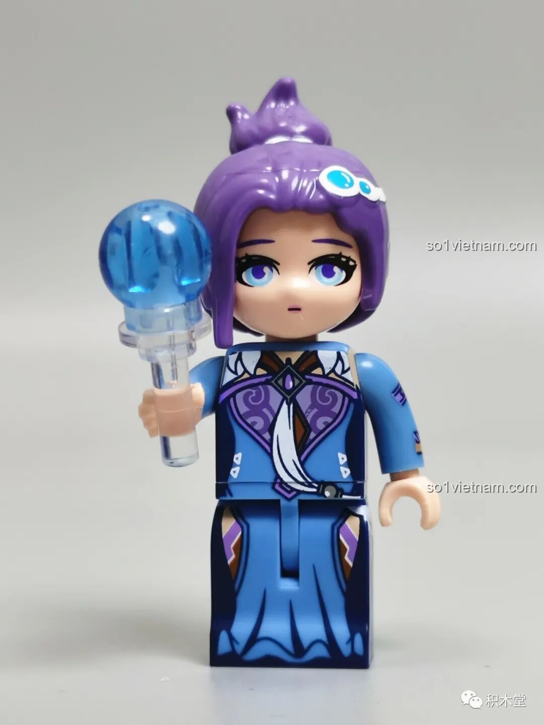 Minifigure Chân Cơ Vương Giả Vinh Diệu 78001 Enlighten nhìn chính diện, với trang phục xanh tím và vũ khí cầu nước.