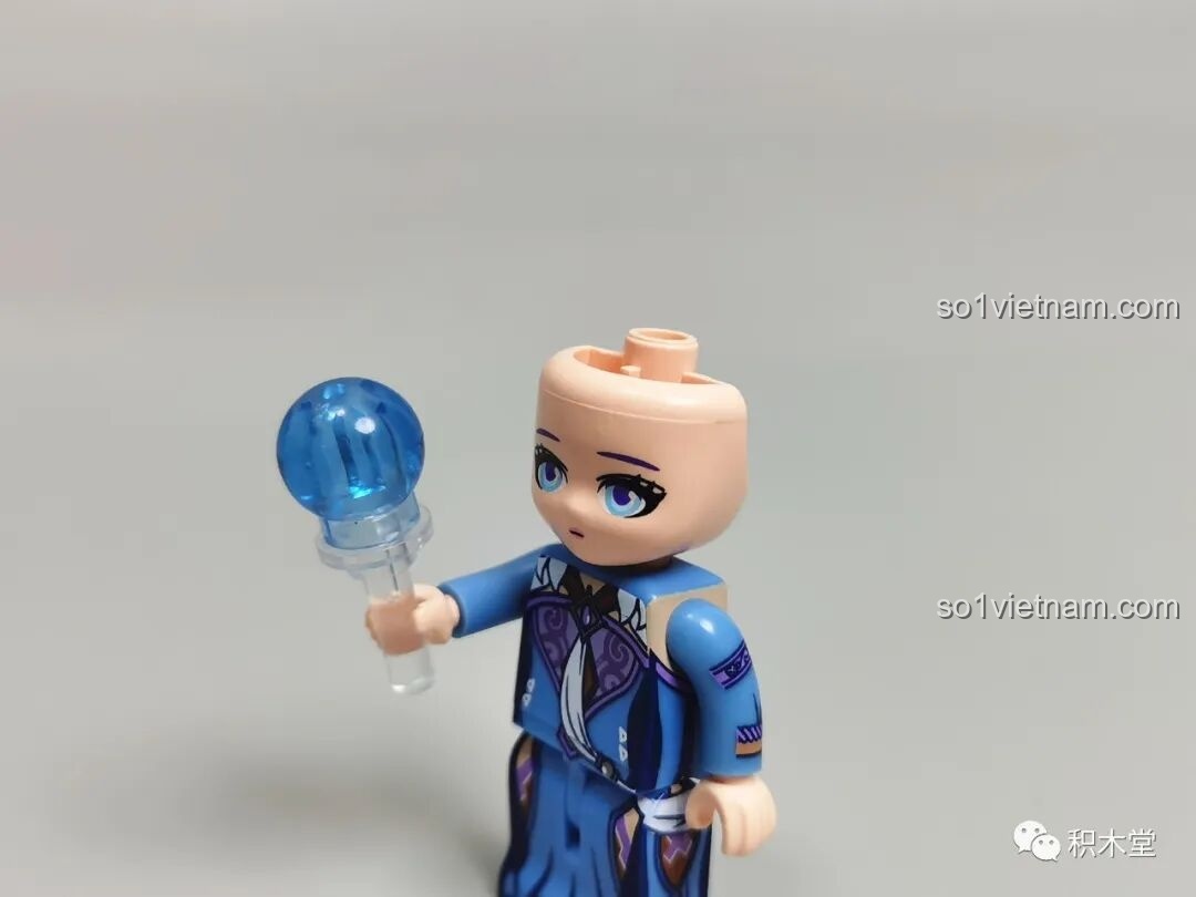 Minifigure Chân Cơ Vương Giả Vinh Diệu 78001 Enlighten khi chưa lắp tóc, cho thấy cấu trúc đầu đặc biệt để gắn tóc sát hơn.