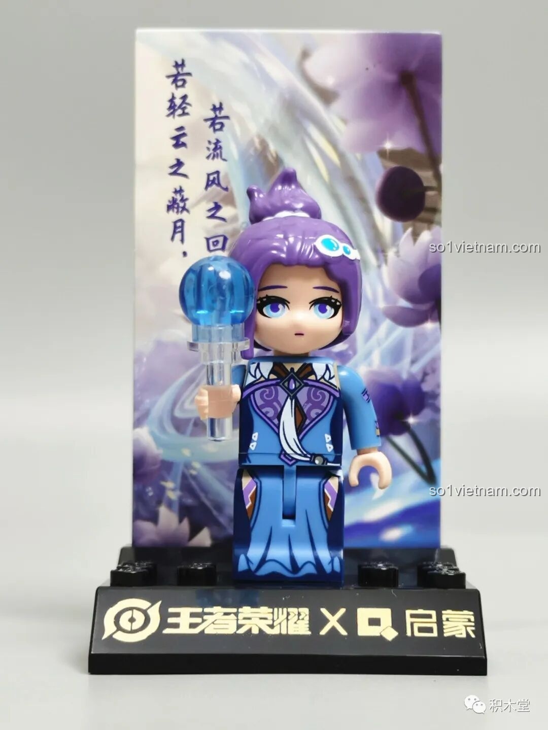 Minifigure Chân Cơ Vương Giả Vinh Diệu 78001 Enlighten trên đế trưng bày, kèm thẻ bài nhân vật có câu nói đặc trưng.