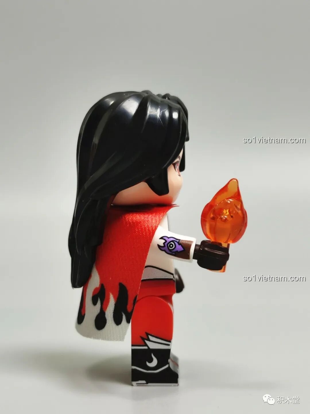 Minifigure Chu Du Vương Giả Vinh Diệu 78001 Enlighten nhìn từ bên cạnh, thể hiện chi tiết áo choàng và vũ khí cầm tay.