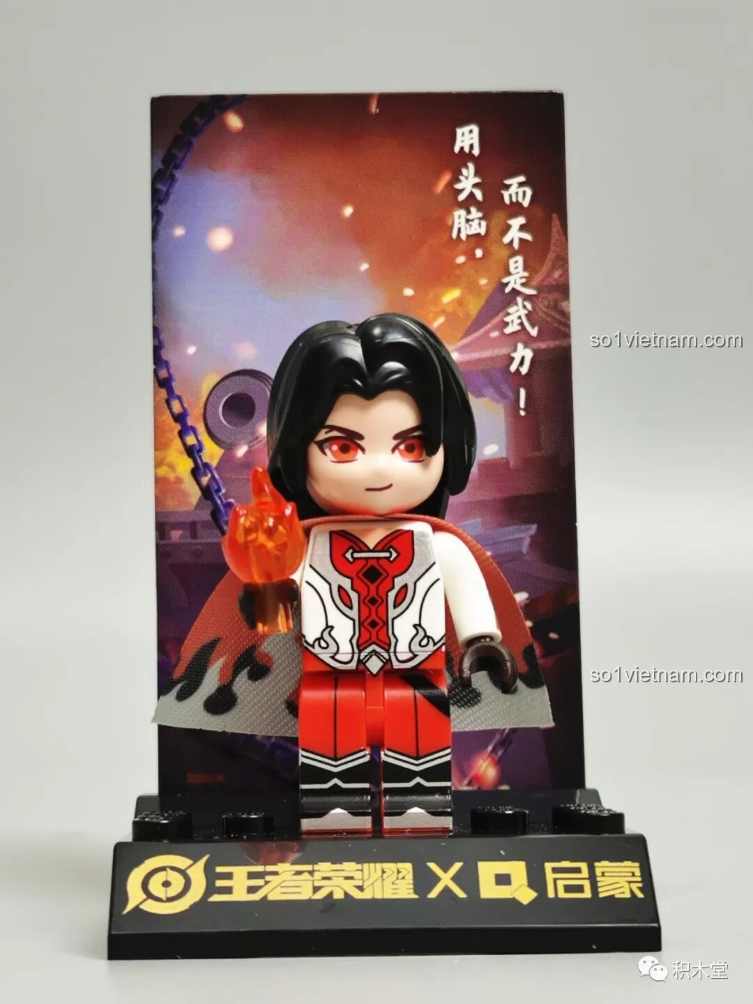Minifigure Chu Du Vương Giả Vinh Diệu 78001 Enlighten trên đế trưng bày, kèm thẻ bài nhân vật có câu nói đặc trưng.