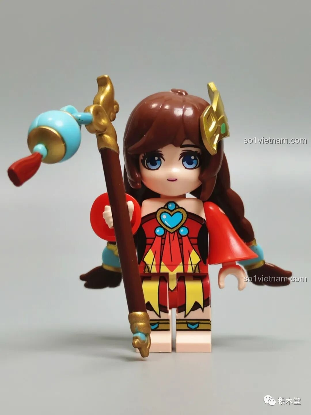 Minifigure Đại Kiều Vương Giả Vinh Diệu 78001 Enlighten nhìn chính diện, với trang phục đỏ và vũ khí đèn lồng.