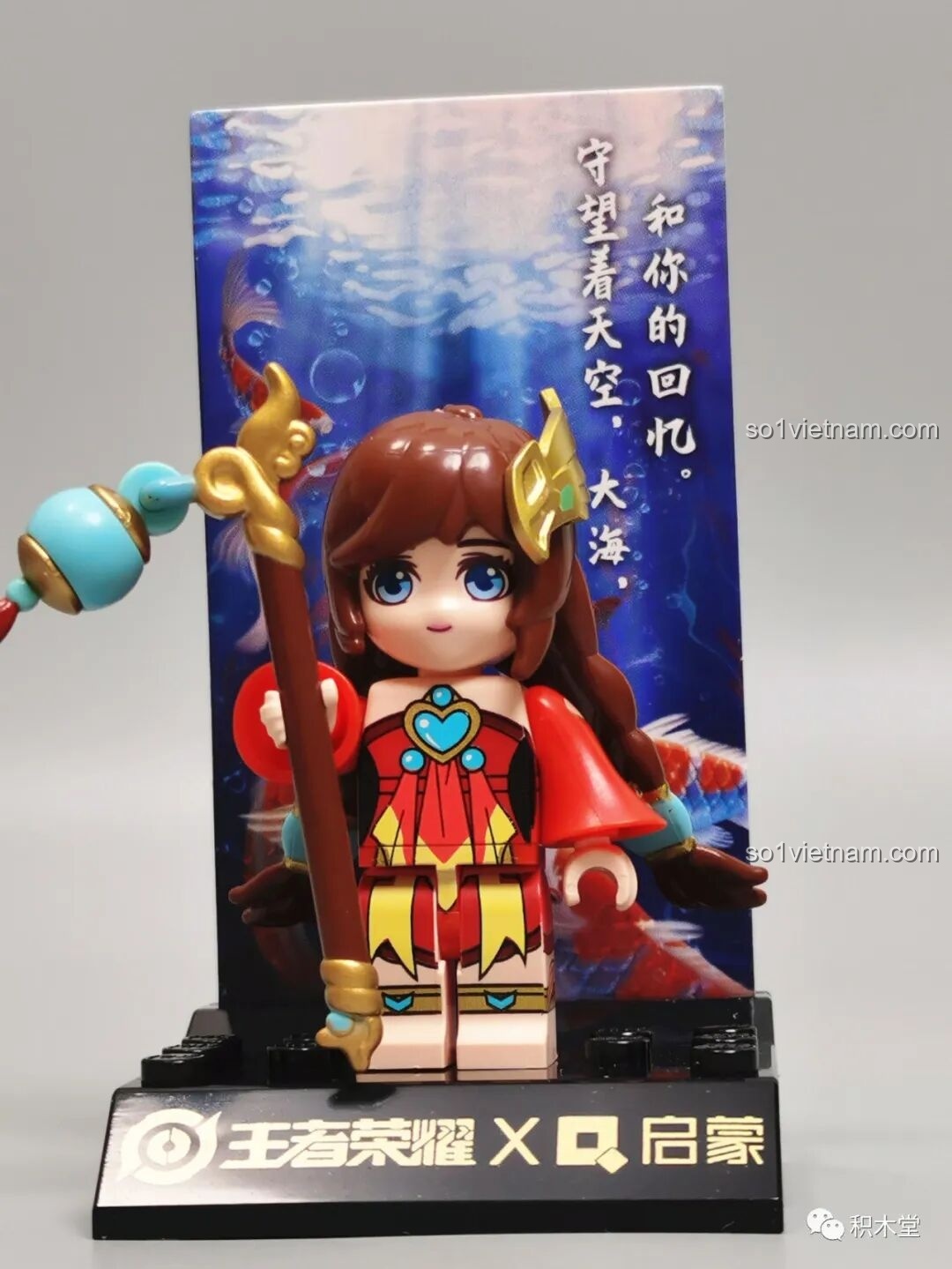 Minifigure Đại Kiều Vương Giả Vinh Diệu 78001 Enlighten trên đế trưng bày, kèm thẻ bài nhân vật có câu nói đặc trưng.