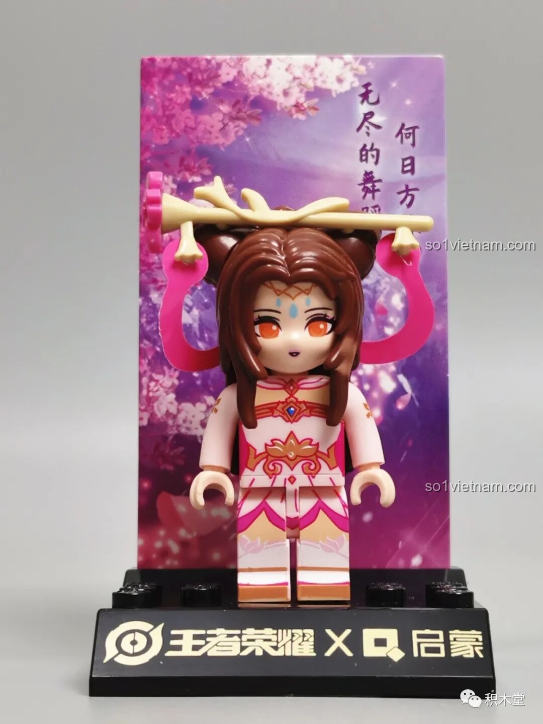 Minifigure Điêu Thuyền Vương Giả Vinh Diệu 78001 Enlighten trên đế trưng bày, kèm thẻ bài nhân vật có câu nói đặc trưng.