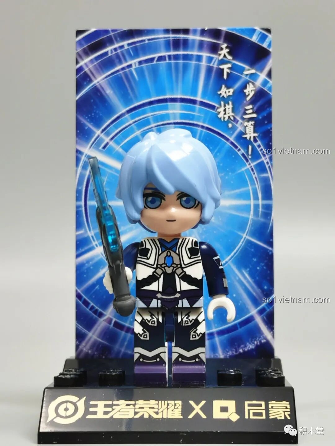 Minifigure Gia Cát Lượng Vương Giả Vinh Diệu 78001 Enlighten trên đế trưng bày, kèm thẻ bài nhân vật có câu nói đặc trưng.