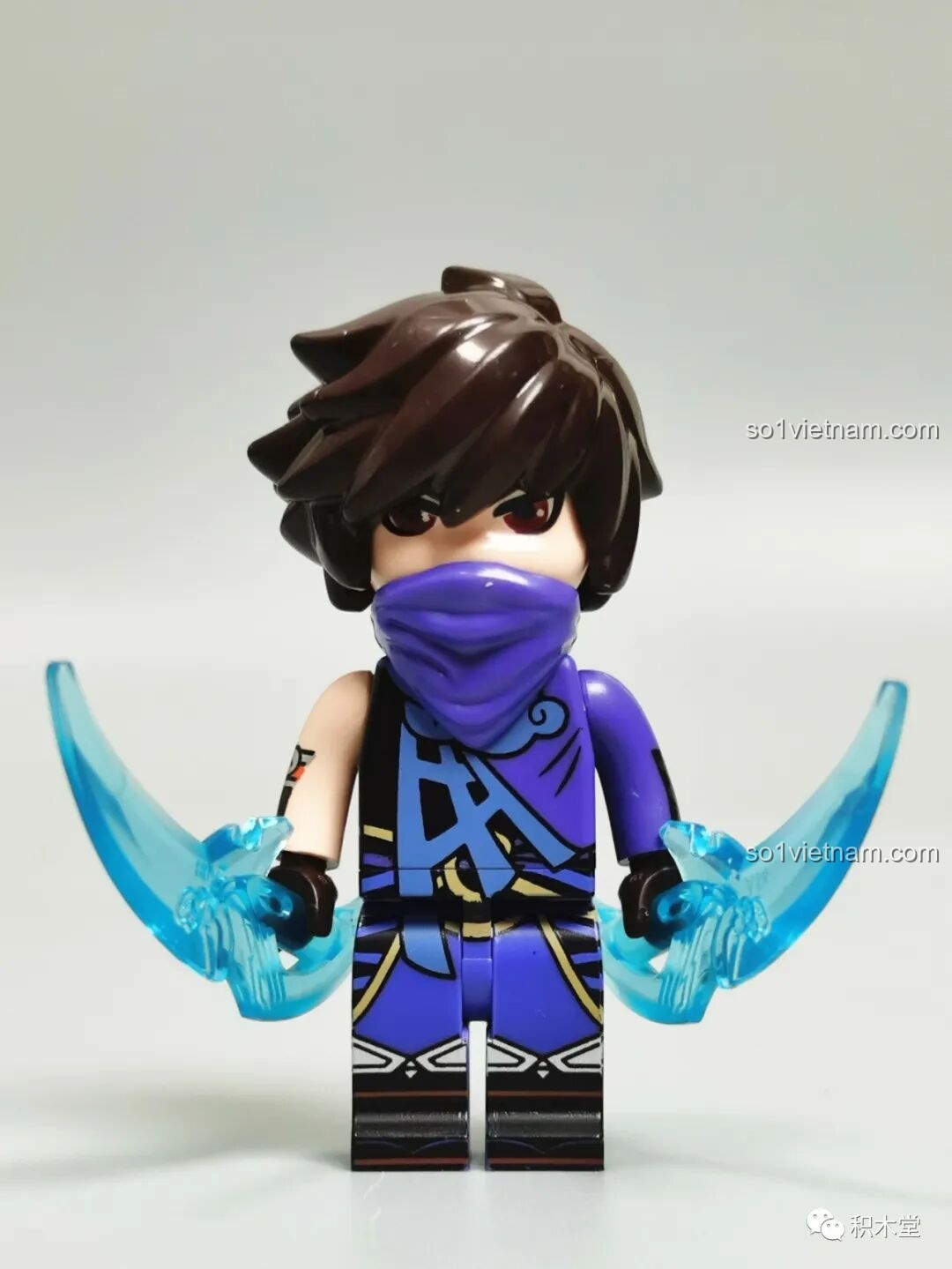 Minifigure Lan Vương Giả Vinh Diệu 78001 Enlighten nhìn chính diện, với mặt nạ che mặt và hai thanh đao trong suốt.