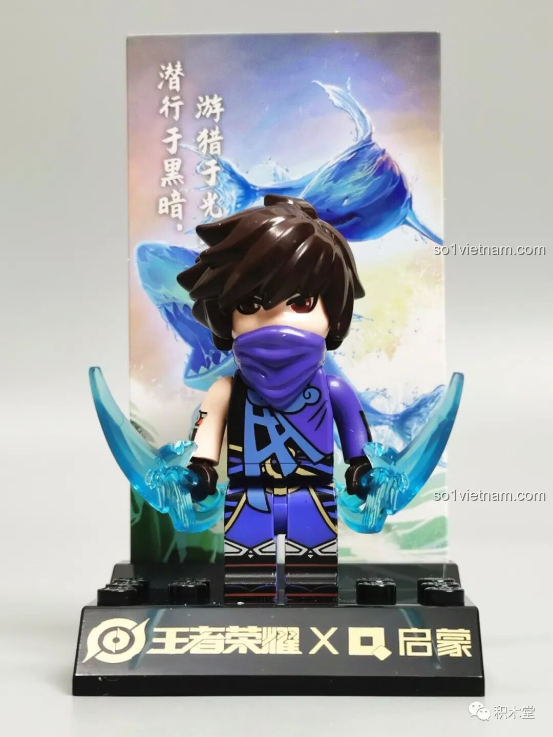 Minifigure Lan Vương Giả Vinh Diệu 78001 Enlighten trên đế trưng bày, kèm thẻ bài nhân vật có câu nói đặc trưng.