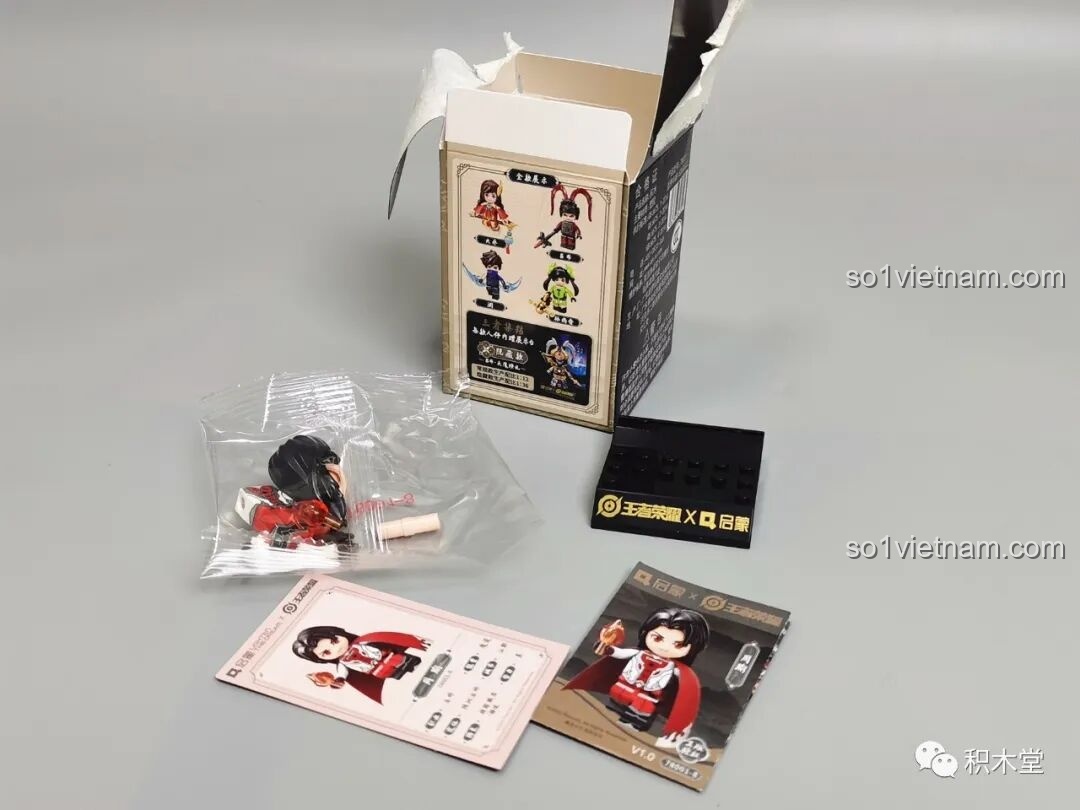 Các linh kiện của một minifigure Vương Giả Vinh Diệu 78001 Enlighten sau khi mở hộp mù, bao gồm các mảnh ghép, đế trưng bày và thẻ nhân vật.