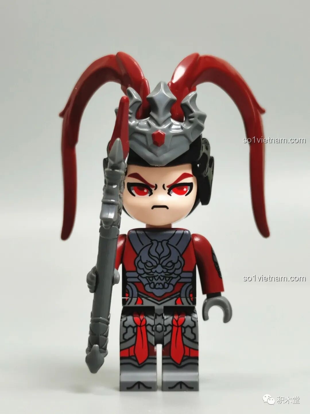 Minifigure Lữ Bố Vương Giả Vinh Diệu 78001 Enlighten nhìn chính diện, với mũ giáp đỏ và vũ khí kích.