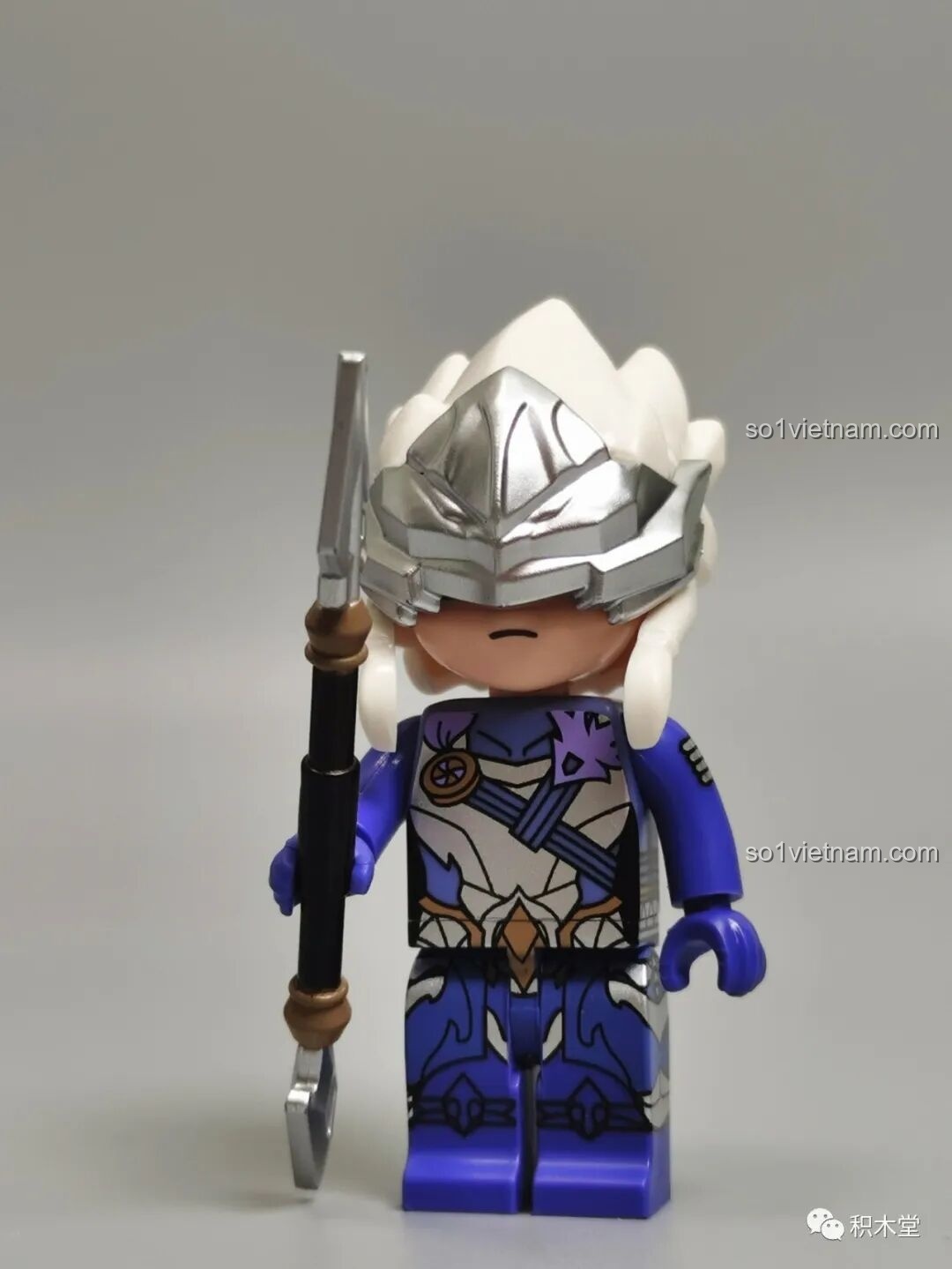 Minifigure Mã Siêu Vương Giả Vinh Diệu 78001 Enlighten nhìn chính diện, với mũ giáp bạc và cây thương lạnh lẽo.