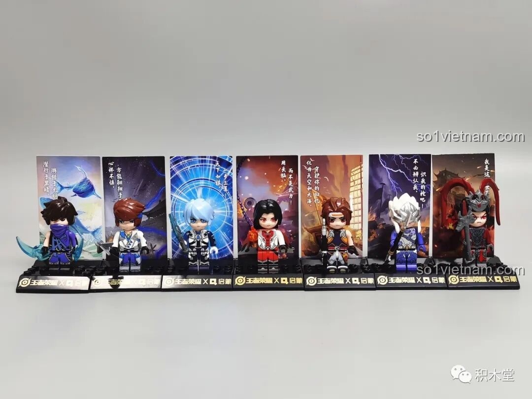 Nhóm 7 minifigure nam Vương Giả Vinh Diệu 78001 Enlighten (Lan, Triệu Vân, Gia Cát Lượng, Chu Du, Tôn Sách, Mã Siêu, Lữ Bố) trưng bày cùng thẻ bài.