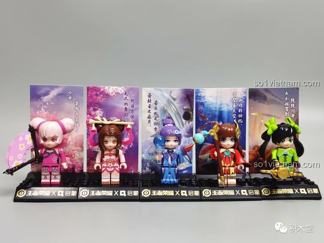 Nhóm 5 minifigure nữ Vương Giả Vinh Diệu 78001 Enlighten (Tiểu Kiều, Điêu Thuyền, Chân Cơ, Đại Kiều, Tôn Thượng Hương) trưng bày cùng thẻ bài.