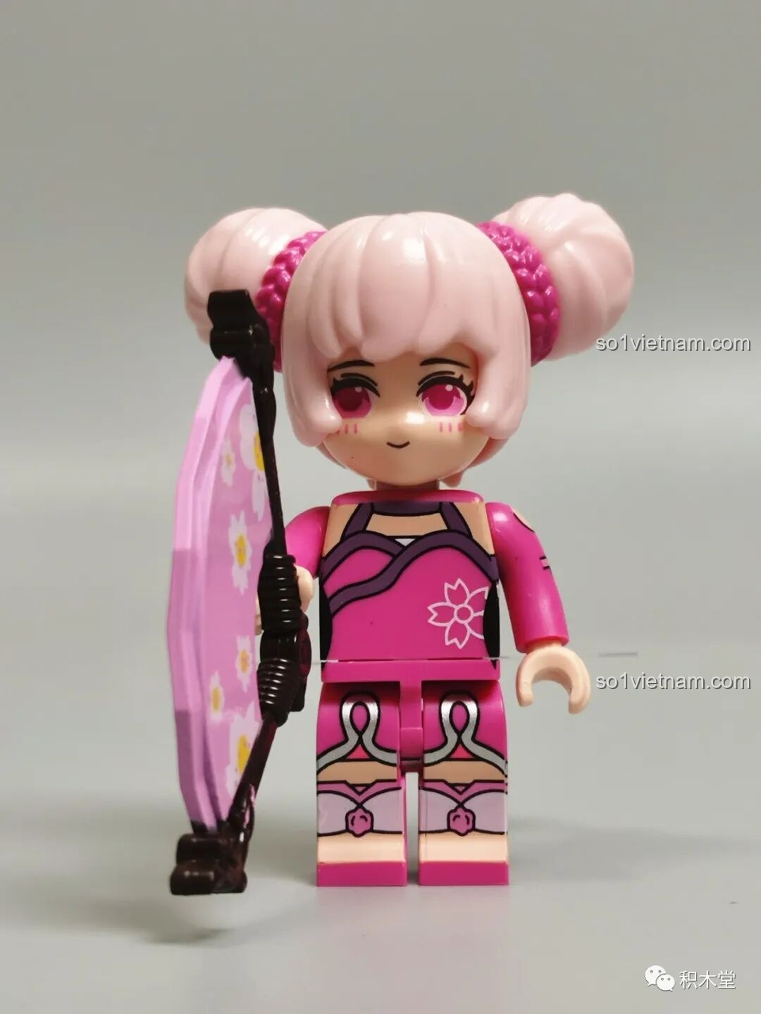 Minifigure Tiểu Kiều Vương Giả Vinh Diệu 78001 Enlighten nhìn chính diện, với trang phục hồng đáng yêu và quạt hoa anh đào.