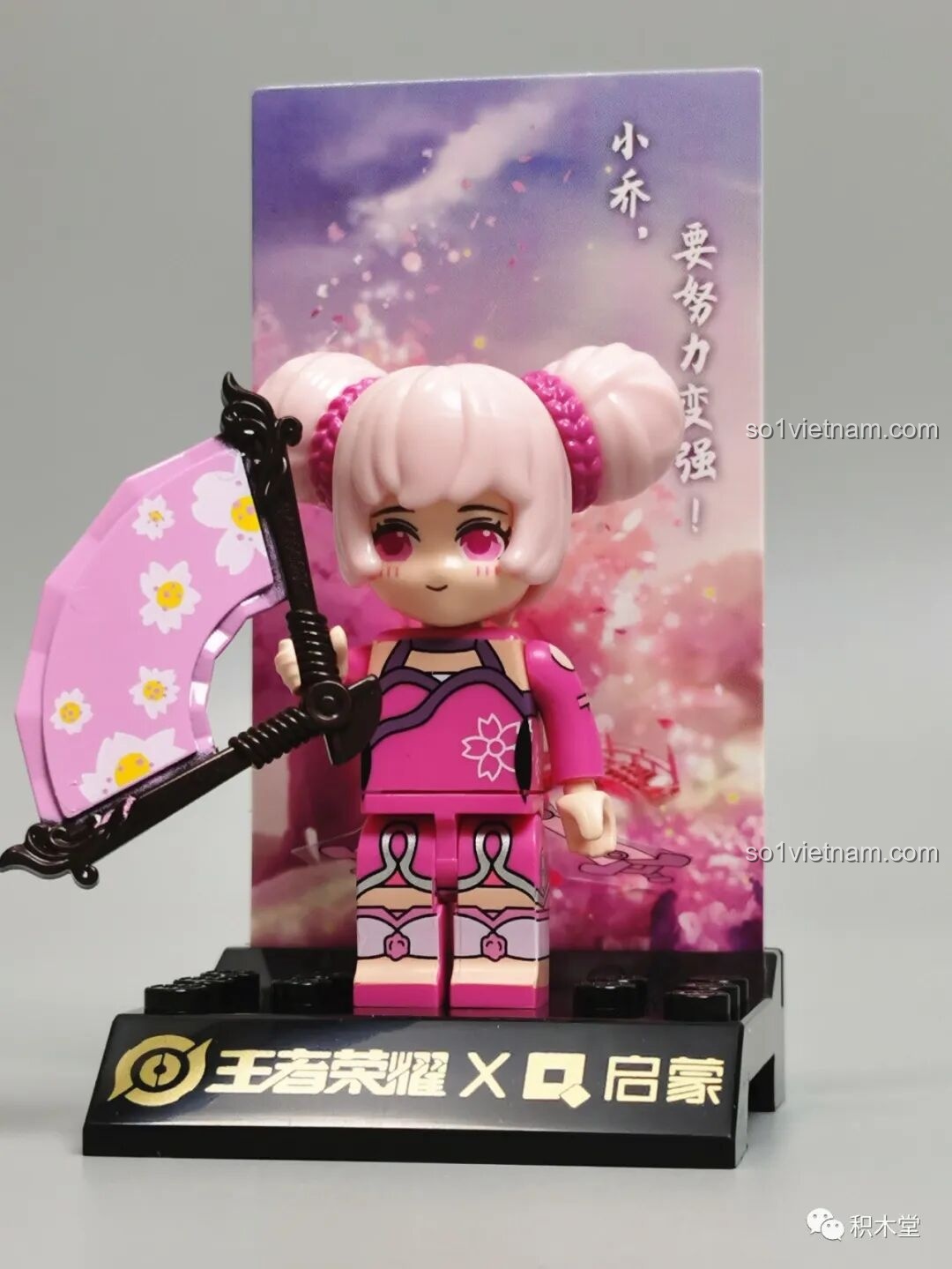 Minifigure Tiểu Kiều Vương Giả Vinh Diệu 78001 Enlighten trên đế trưng bày, kèm thẻ bài nhân vật có câu nói đặc trưng.