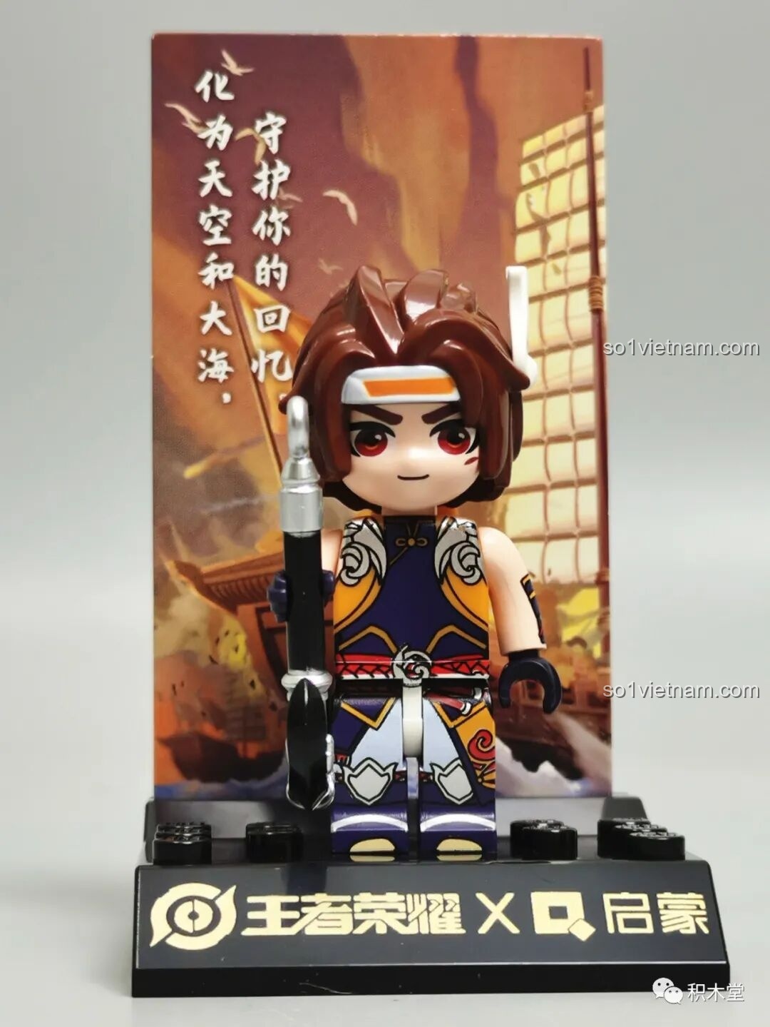 Minifigure Tôn Sách Vương Giả Vinh Diệu 78001 Enlighten trên đế trưng bày, kèm thẻ bài nhân vật có câu nói đặc trưng.