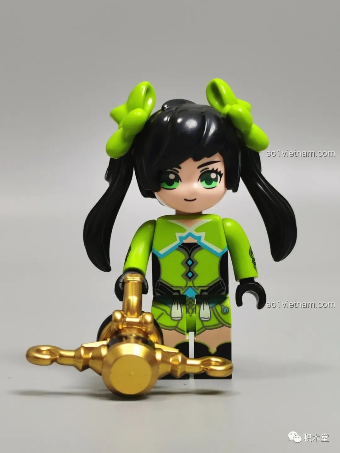 Minifigure Tôn Thượng Hương Vương Giả Vinh Diệu 78001 Enlighten nhìn chính diện, với trang phục xanh lá và vũ khí súng lớn.