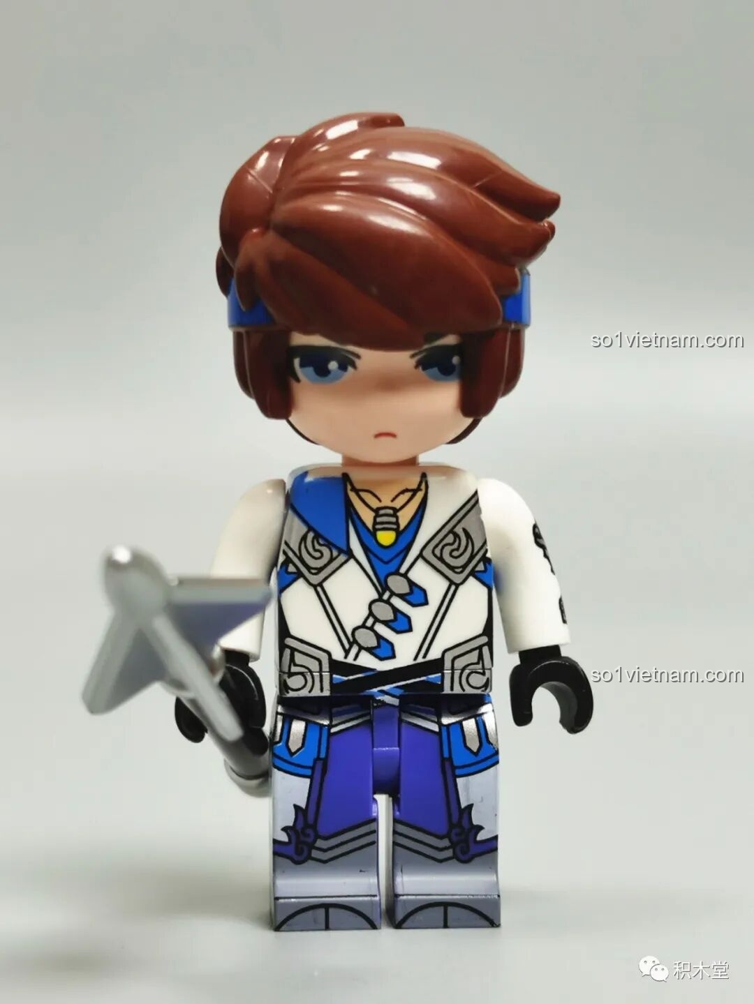 Minifigure Triệu Vân Vương Giả Vinh Diệu 78001 Enlighten nhìn chính diện, với trang phục trắng xanh và vũ khí giáo.