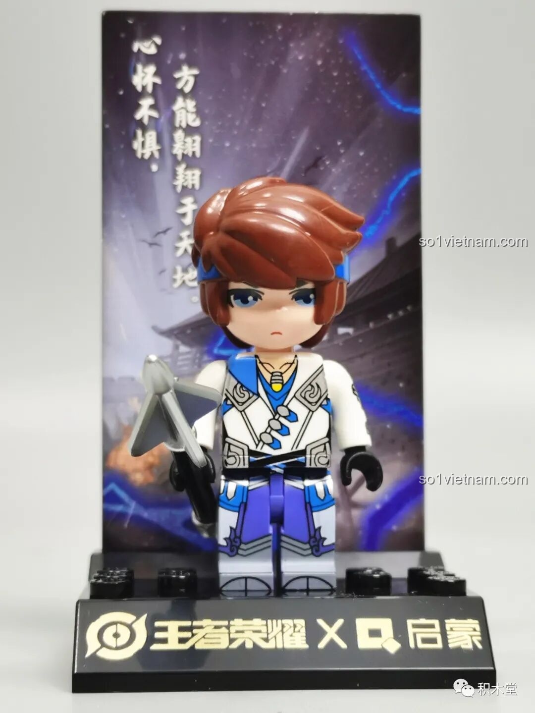 Minifigure Triệu Vân Vương Giả Vinh Diệu 78001 Enlighten trên đế trưng bày, kèm thẻ bài nhân vật có câu nói đặc trưng.