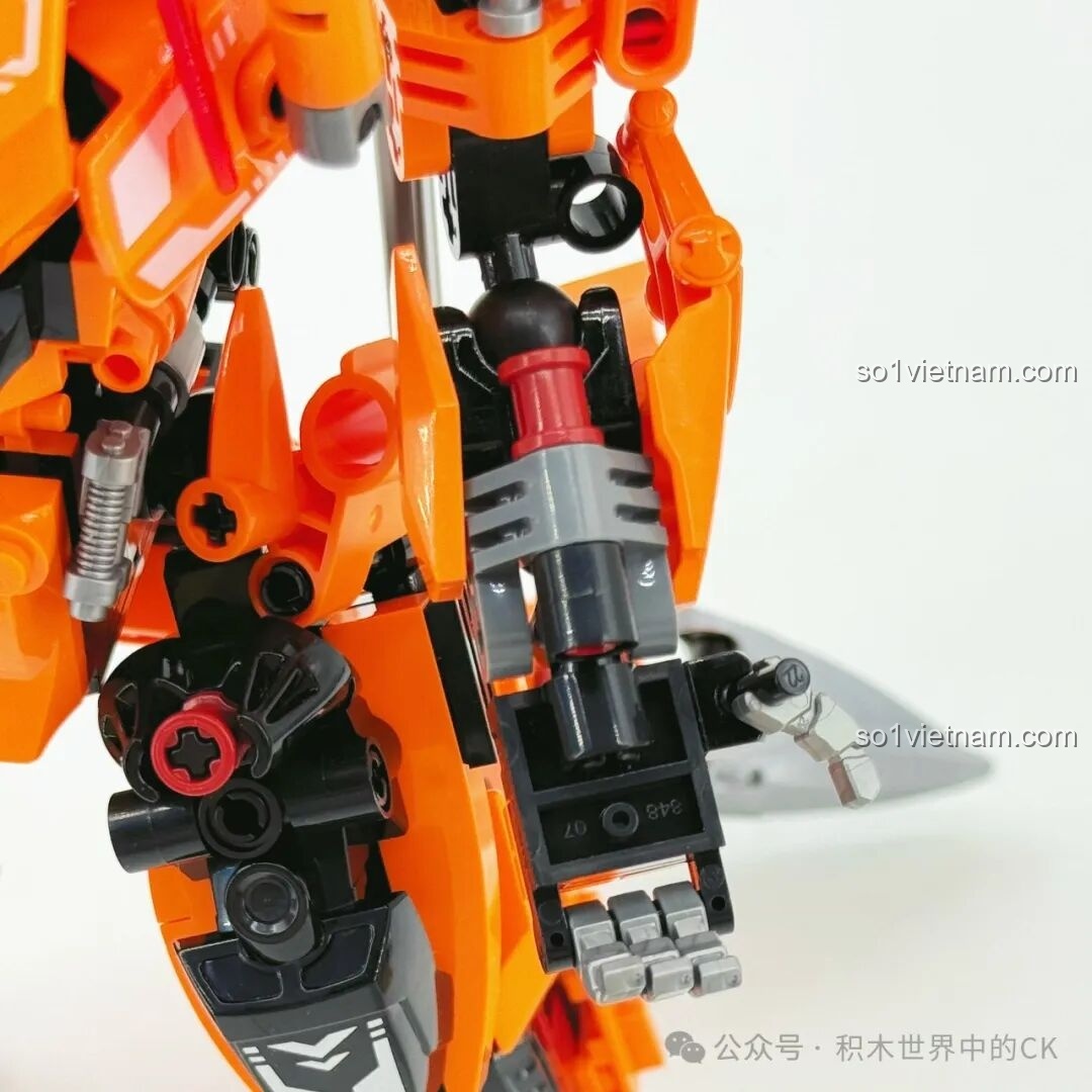 Toàn cảnh robot F5-A0007 dạng chiến đấu