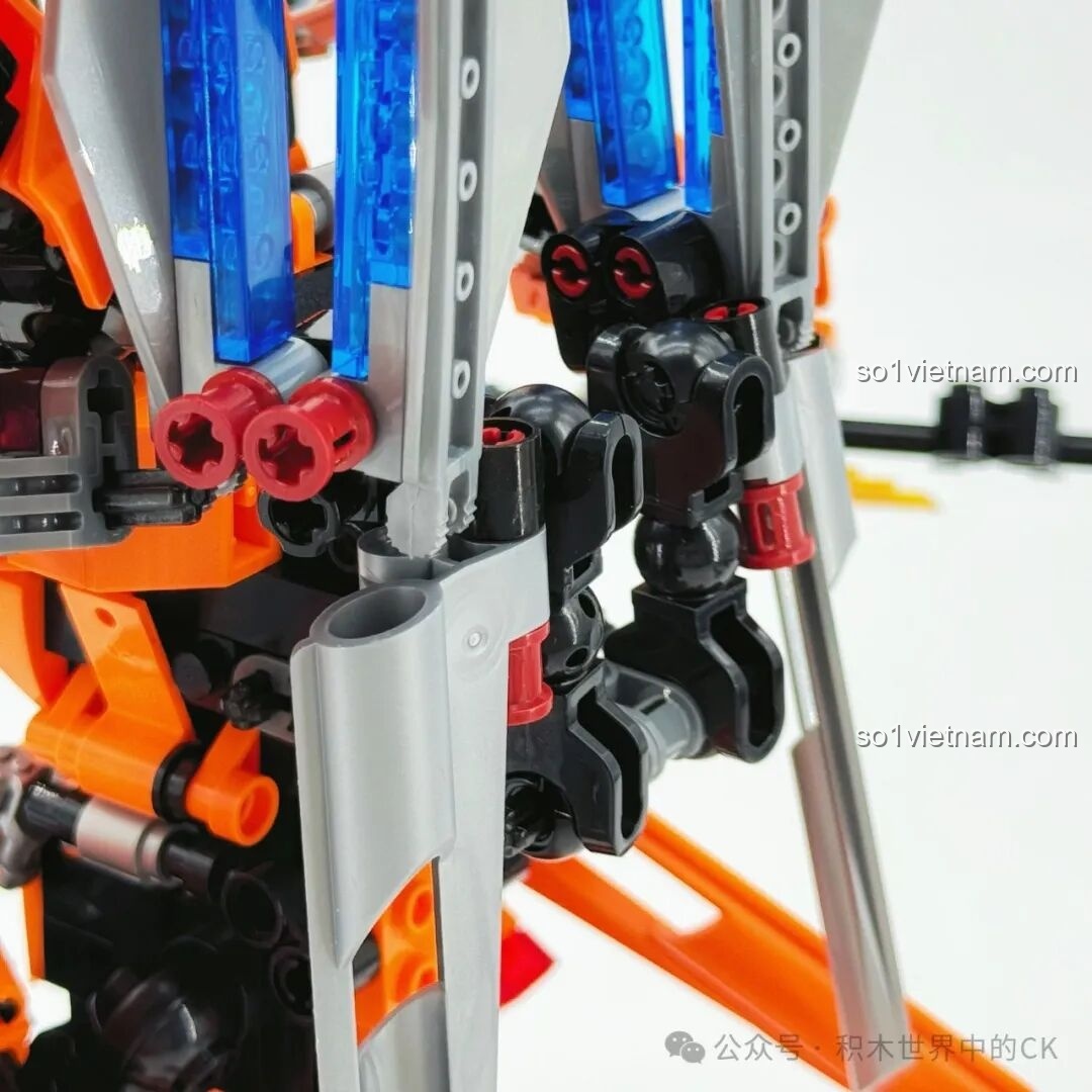 Toàn cảnh robot F5-A0007 dạng chiến đấu