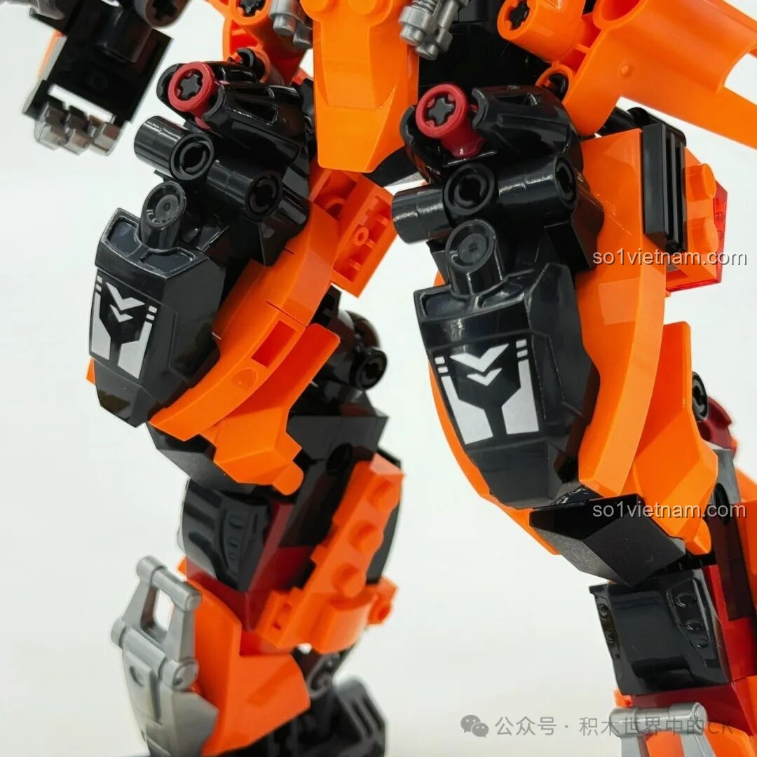 Toàn cảnh robot F5-A0007 dạng chiến đấu