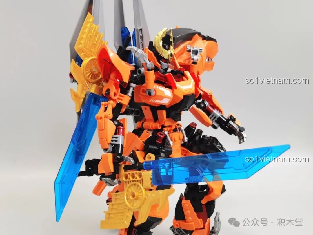 Robot F5 A0007 cầm kiếm năng lượng