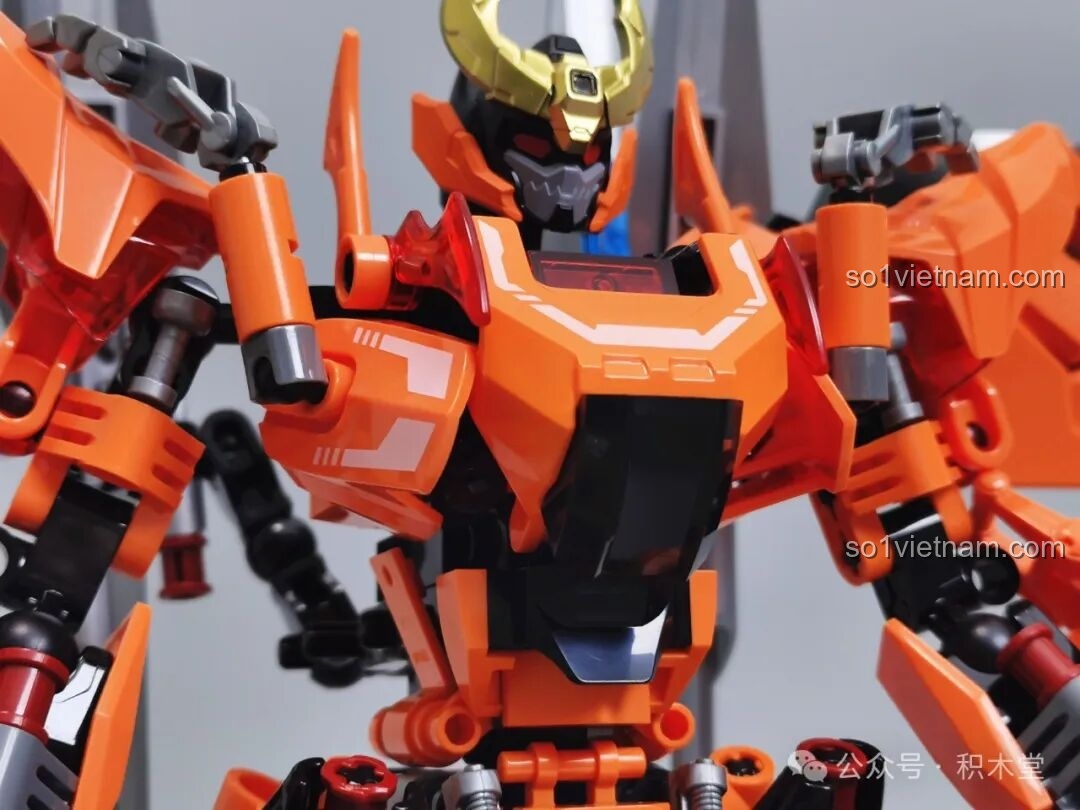 Robot F5 A0007 cầm kiếm năng lượng