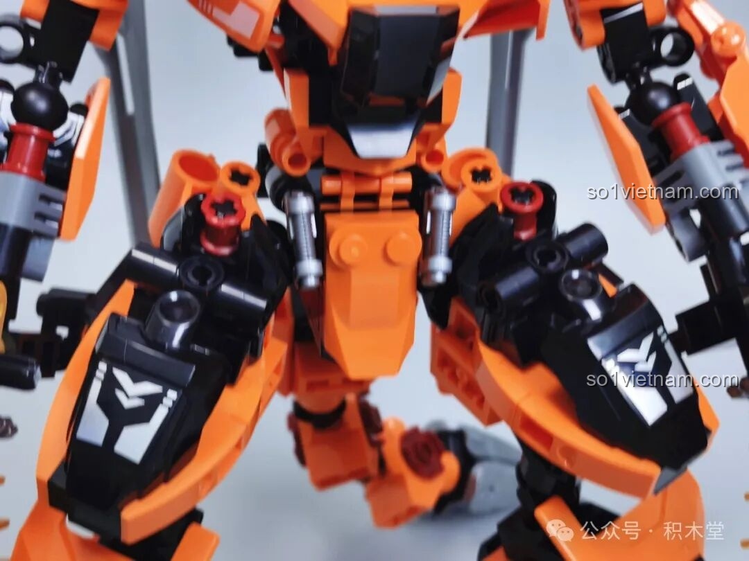 Robot F5 A0007 cầm kiếm năng lượng