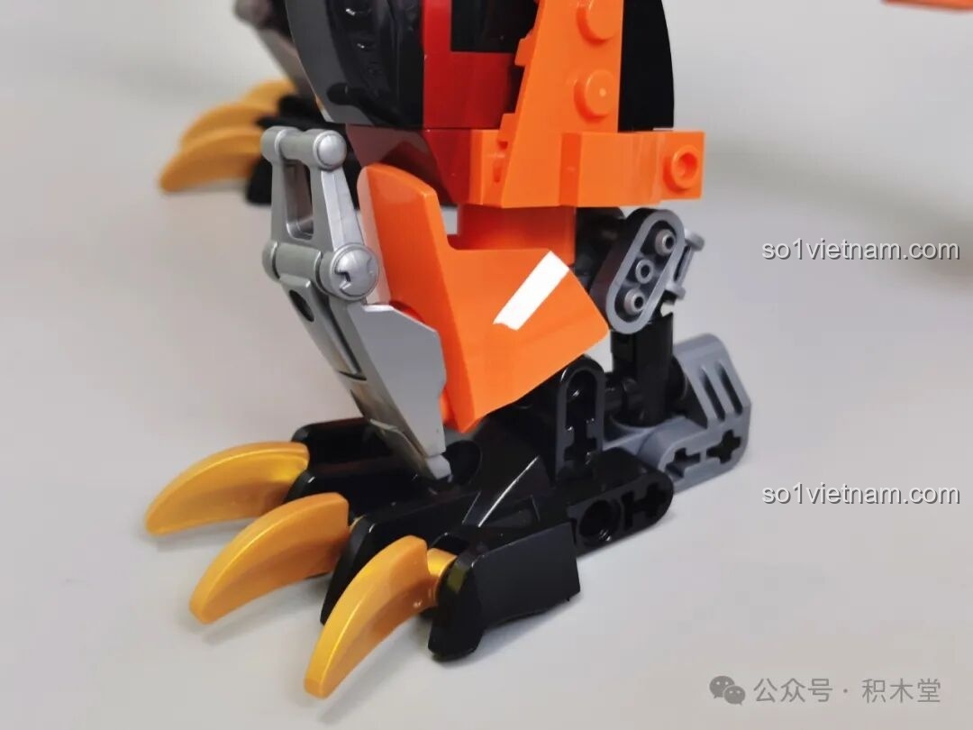 Robot F5 A0007 cầm kiếm năng lượng