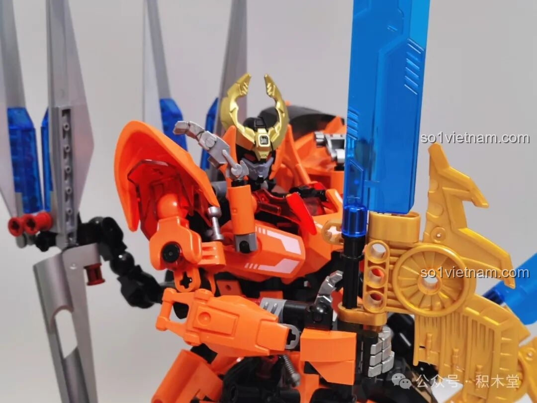 Robot F5 A0007 cầm vũ khí