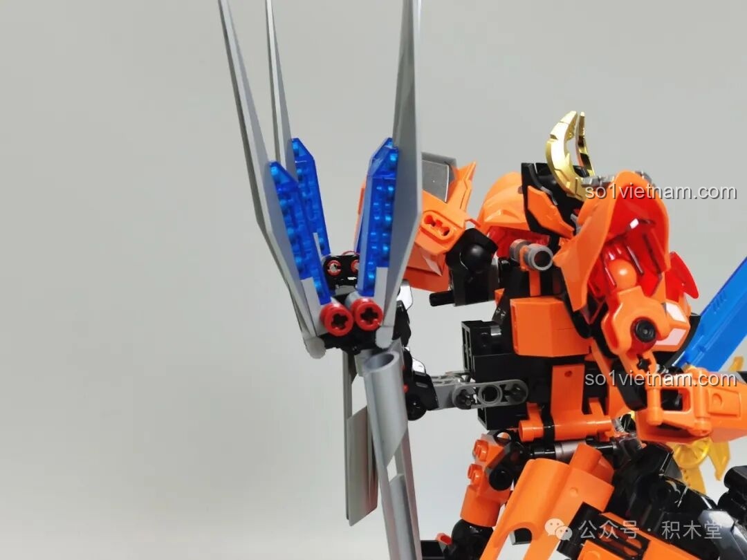 Robot F5 A0007 cầm vũ khí