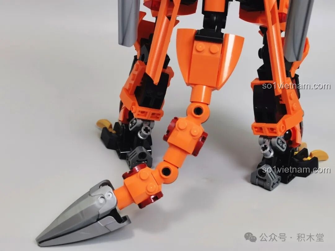 Robot F5 A0007 cầm vũ khí