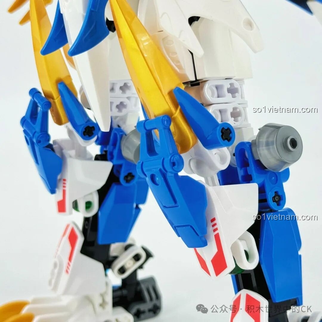 Bước đầu tiên trong quá trình biến hình của robot F5 Cơ Giáp Biến Hình Pterosaur F5-A0009.