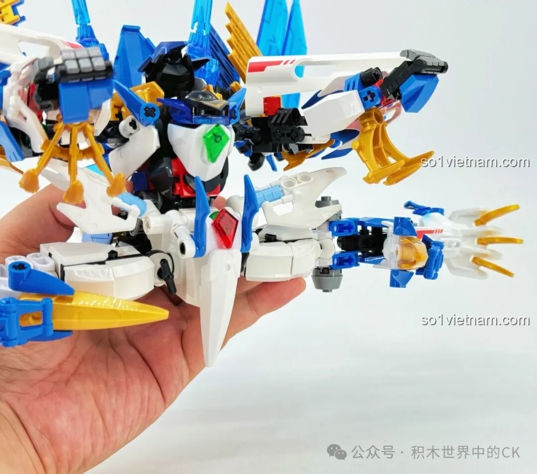 Bước thứ tư trong quá trình biến hình của robot F5 Cơ Giáp Biến Hình Pterosaur F5-A0009.