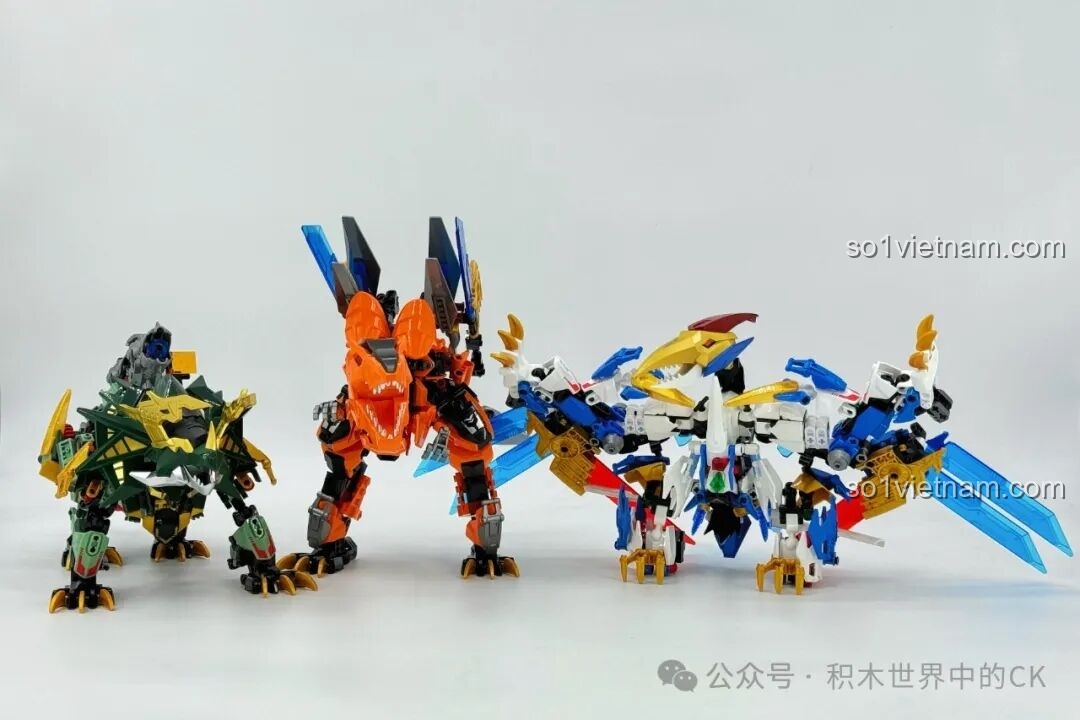 Ba robot khủng long F5 đứng cạnh nhau, tạo dáng.