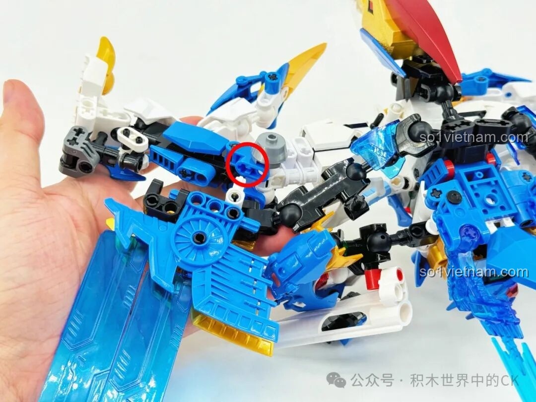 Robot F5 Cơ Giáp Biến Hình Pterosaur F5-A0009 ở dạng Pterosaur, với đôi cánh dang rộng.