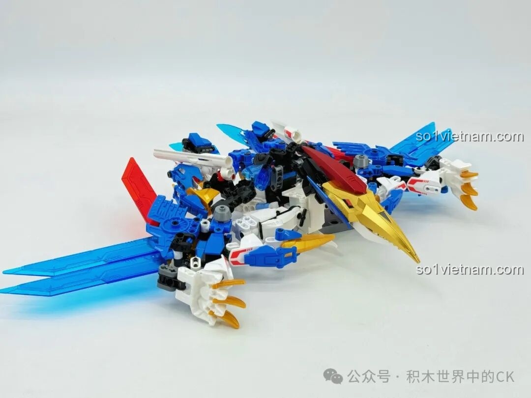 Cận cảnh phần đuôi của robot F5 Cơ Giáp Biến Hình Pterosaur F5-A0009 ở dạng Pterosaur.