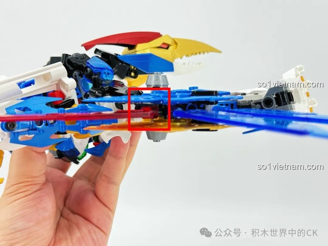 Cận cảnh phần thân của robot F5 Cơ Giáp Biến Hình Pterosaur F5-A0009 ở dạng Pterosaur.