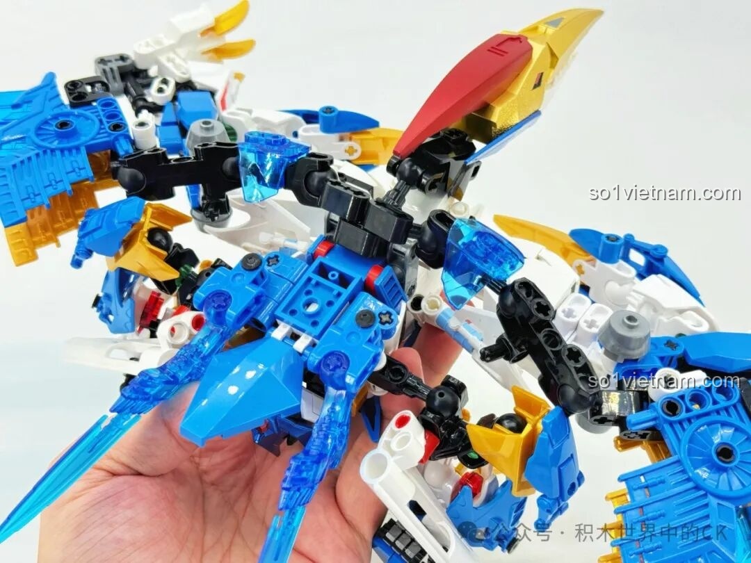 Robot F5 Cơ Giáp Biến Hình Pterosaur F5-A0009 ở dạng Pterosaur, nhìn từ phía sau.