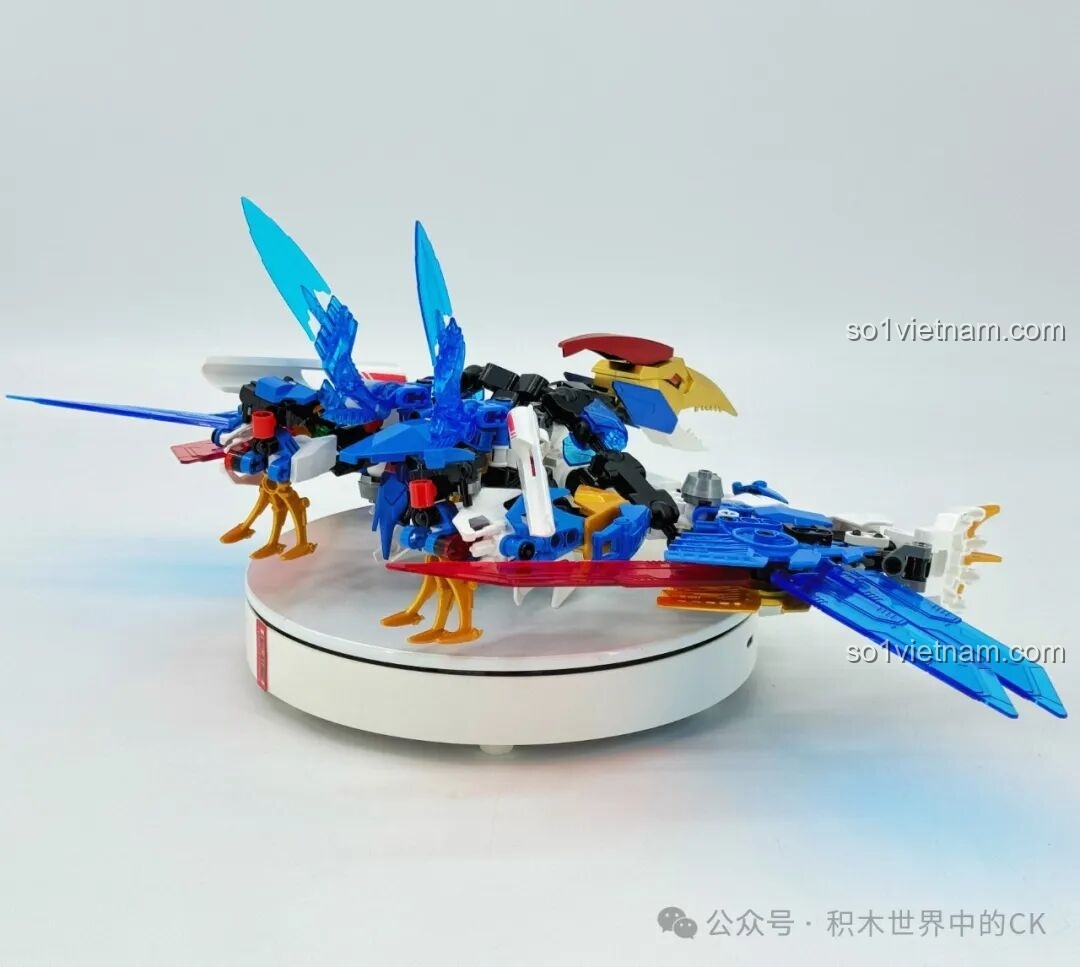 Robot F5 Cơ Giáp Biến Hình Pterosaur F5-A0009 ở dạng Pterosaur, tạo dáng bay.