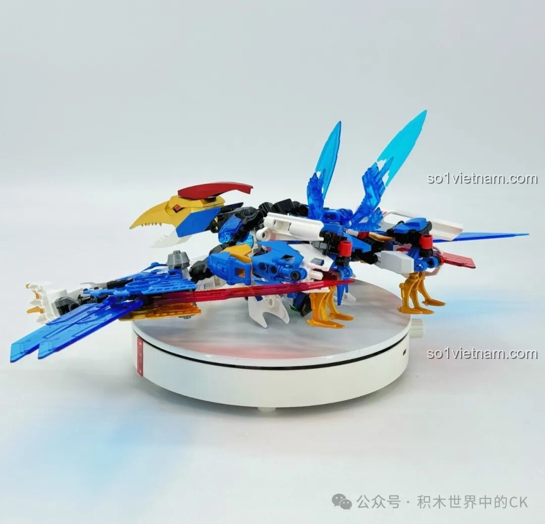 Robot F5 Cơ Giáp Biến Hình Pterosaur F5-A0009 ở dạng Pterosaur, tạo dáng trên bệ xoay.