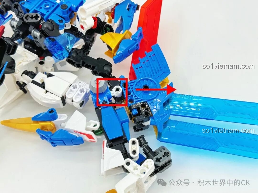 Robot F5 Cơ Giáp Biến Hình Pterosaur F5-A0009 ở dạng Pterosaur, tạo dáng trên bệ xoay.