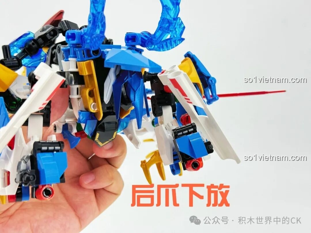 Robot F5 Cơ Giáp Biến Hình Pterosaur F5-A0009 ở dạng Pterosaur, nhìn từ góc nghiêng.
