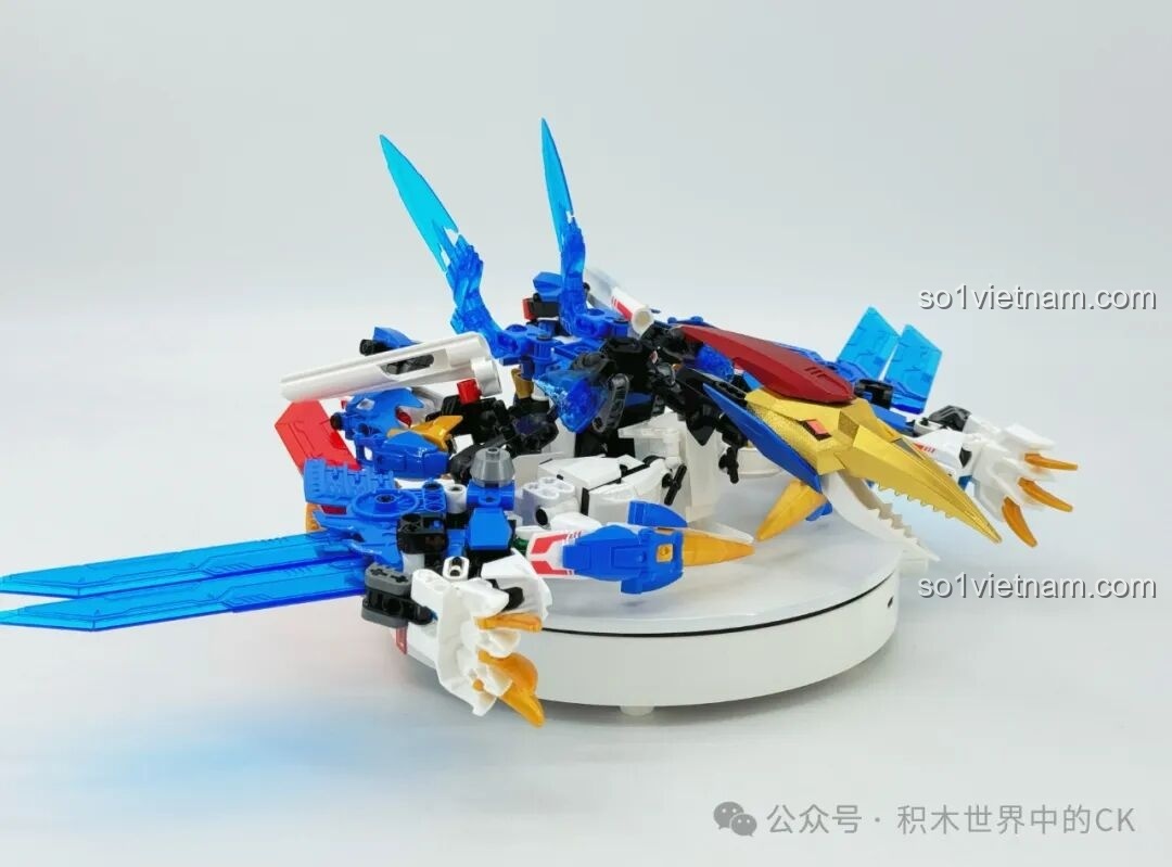 Robot F5 Cơ Giáp Biến Hình Pterosaur F5-A0009 ở dạng Pterosaur, nhìn từ phía dưới.