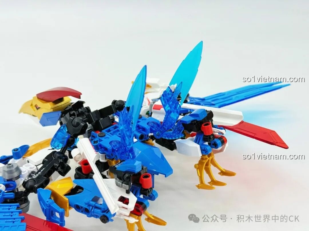 Robot F5 Cơ Giáp Biến Hình Pterosaur F5-A0009 ở dạng Pterosaur, tạo dáng bay.