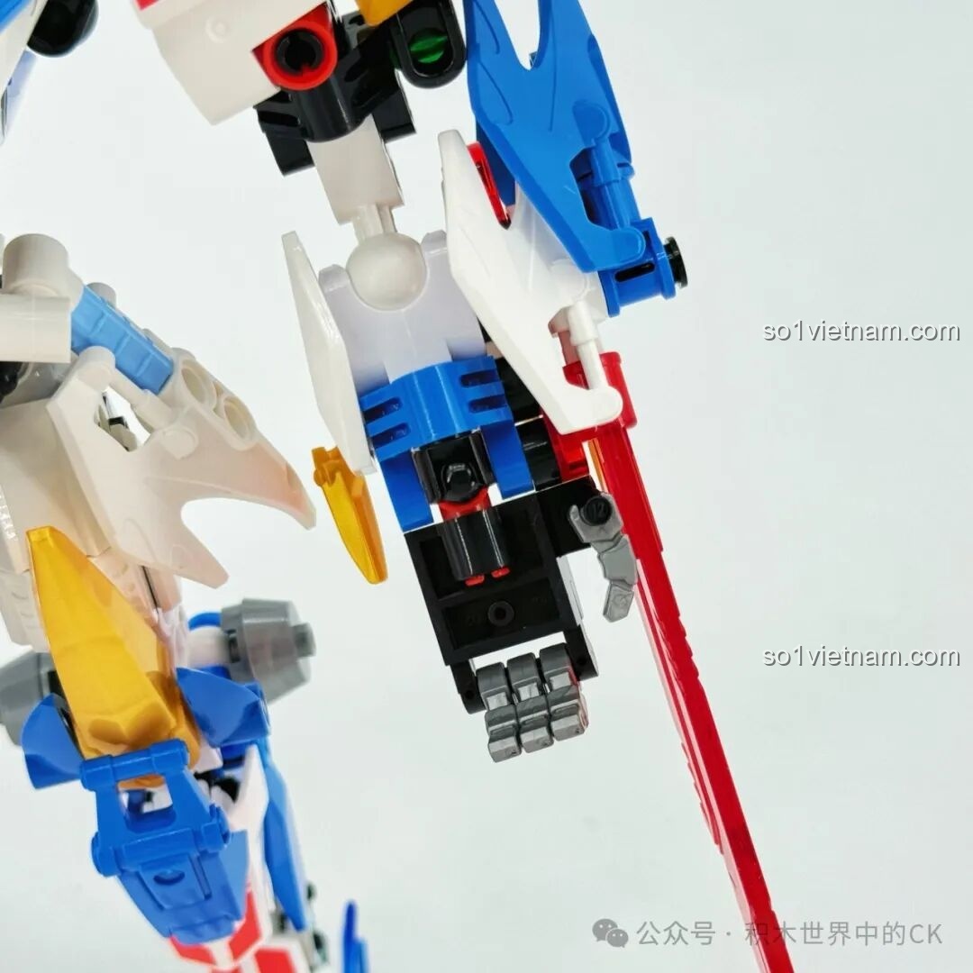 Cận cảnh phần cánh dưới của robot F5 Cơ Giáp Biến Hình Pterosaur F5-A0009.