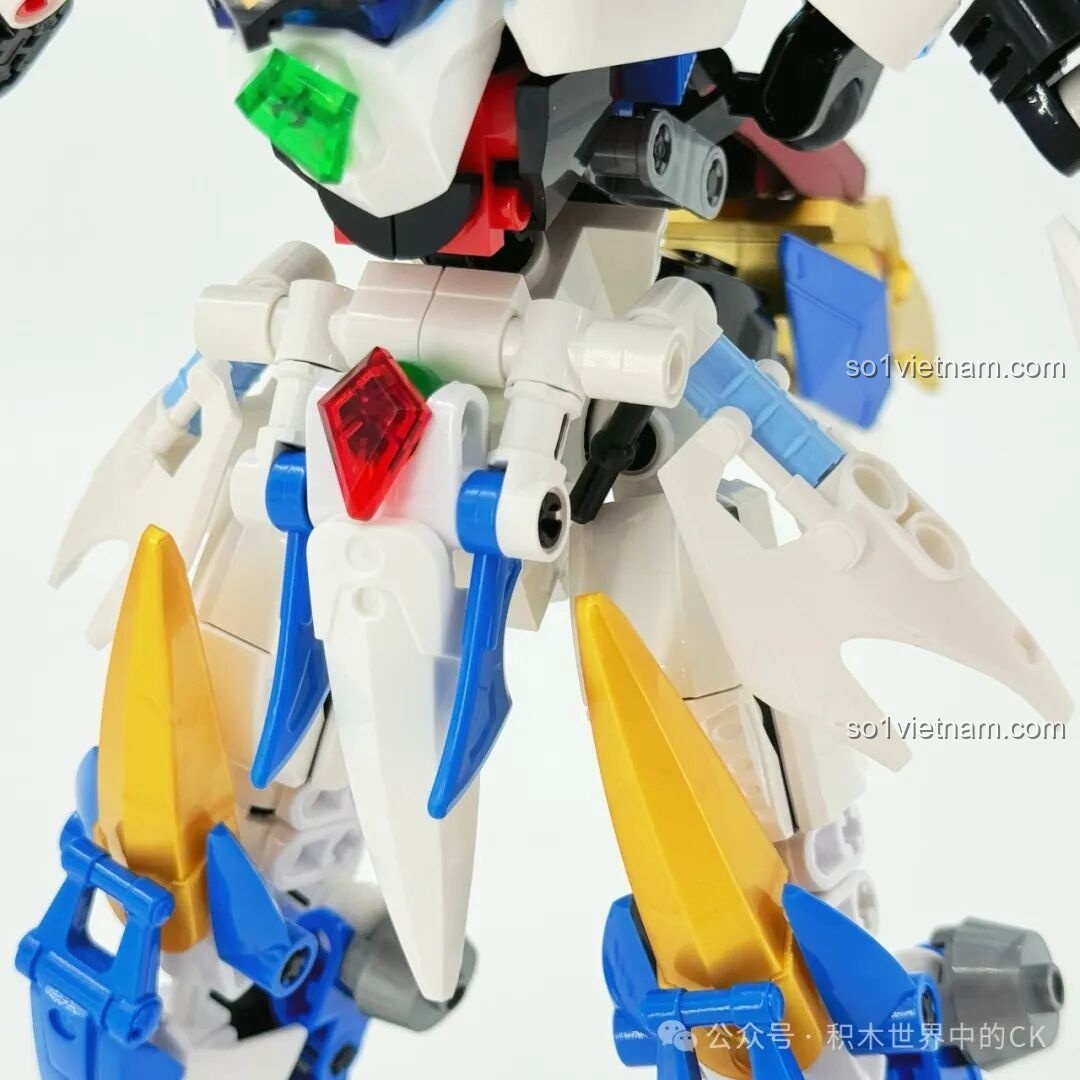 Cận cảnh phần ngực của robot F5 Cơ Giáp Biến Hình Pterosaur F5-A0009.