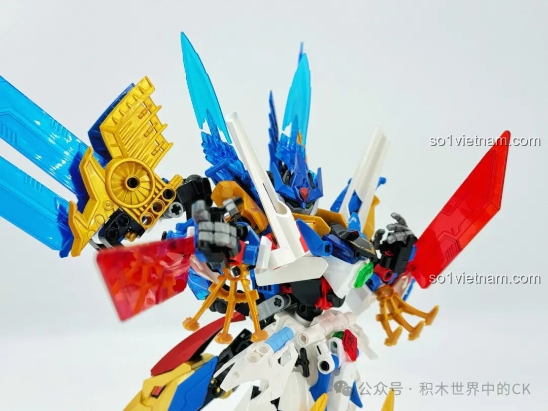 Robot F5 Cơ Giáp Biến Hình Pterosaur F5-A0009 ở dạng Cơ Giáp, tạo dáng mạnh mẽ.