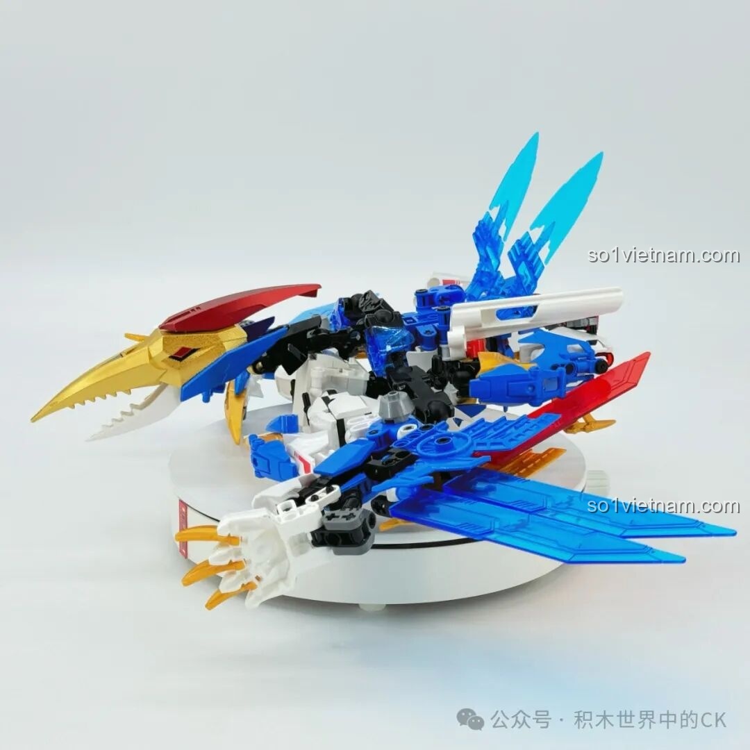 Robot F5 Cơ Giáp Biến Hình Pterosaur F5-A0009 ở dạng Cơ Giáp, đầy đủ vũ khí và cánh.